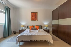 2 chambres, fer et planche à repasser, Wi-Fi, draps fournis