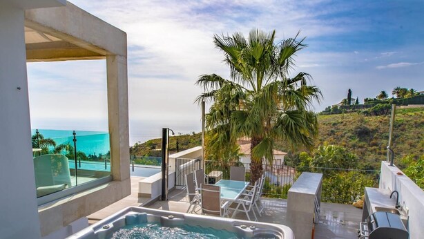 A rooftop pool area with a hot tub, outdoor seating, and a view of the ocean. - Luxury villa with heated pool and sea views (Salobreña)
