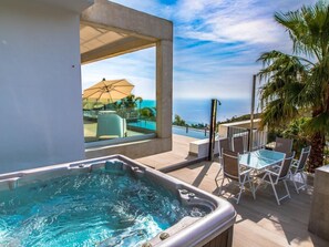 Outdoor dining - Luxury villa with heated pool and sea views (Salobreña)