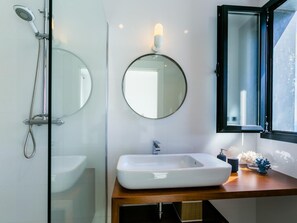 Bathtub, jetted tub, rainfall showerhead, hair dryer - Luxury villa with heated pool and sea views (Salobreña)