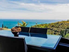 Outdoor dining - Luxury villa with heated pool and sea views (Salobreña)