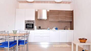 Frigorifero, microonde, forno, piano cottura