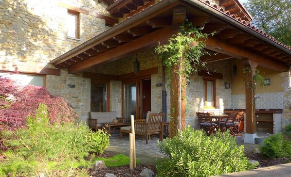 Outdoor dining - Casa La Marina. Berbes. Finca 3000 m2, parking, overlooking the sea / mountain, golf 500 m (Berbes (Ribadesella))