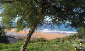 Una spiaggia nelle vicinanze, lettini da mare
