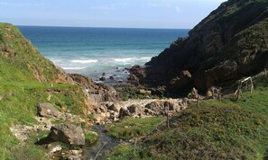 Beach nearby, sun loungers - Casa La Marina. Berbes. Finca 3000 m2, parking, overlooking the sea / mountain, golf 500 m (Berbes (Ribadesella))