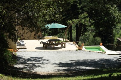 Cabaña con piscina, ubicada en un dominio privado de 5 hectáreas, perfecto para los amantes de la naturaleza.