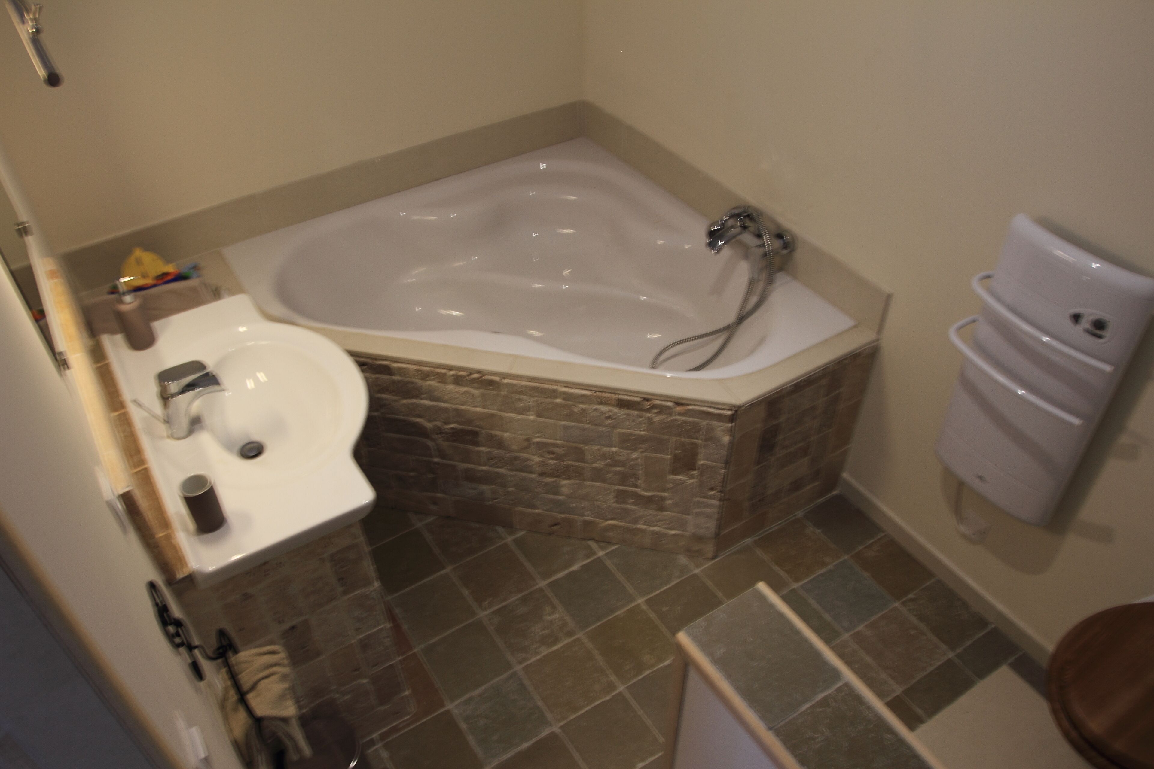 Baignoire, sèche-cheveux, bidet, serviettes fournies