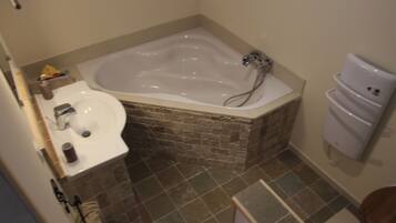Baignoire, sĂšche-cheveux, bidet, serviettes fournies