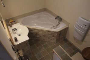 Een bad, een haardroger, een bidet, handdoeken