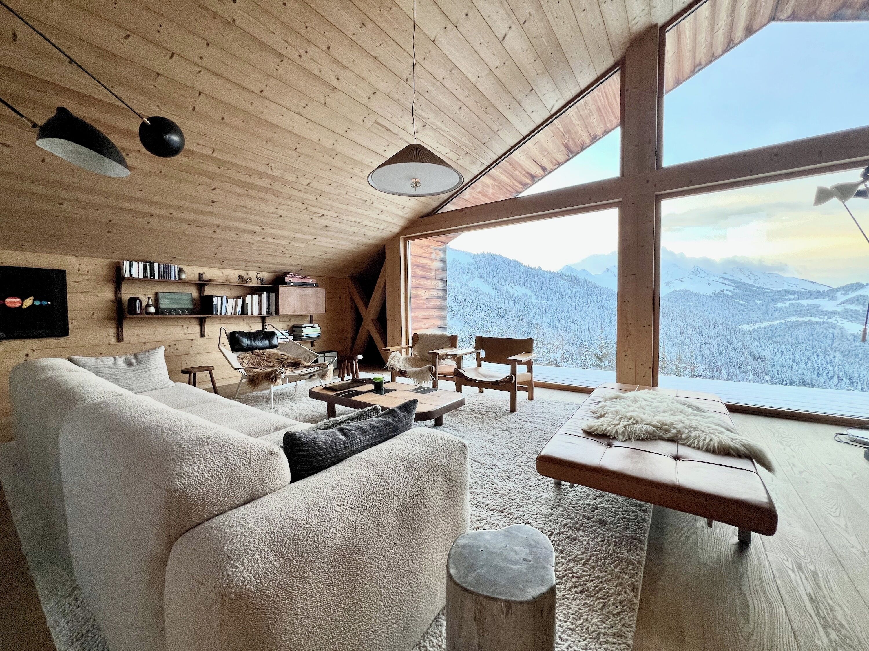 Smart TV, fireplace, DVD player, ping pong