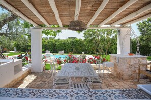 Outdoor dining - TD Trulli della Rosatella Typical Trulli w/ Pool (Castellana Grotte)