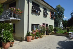 Exterior - Colmar petit jardin de la semm 6 to 10 persons, closed private parking, Air cond. (Colmar)