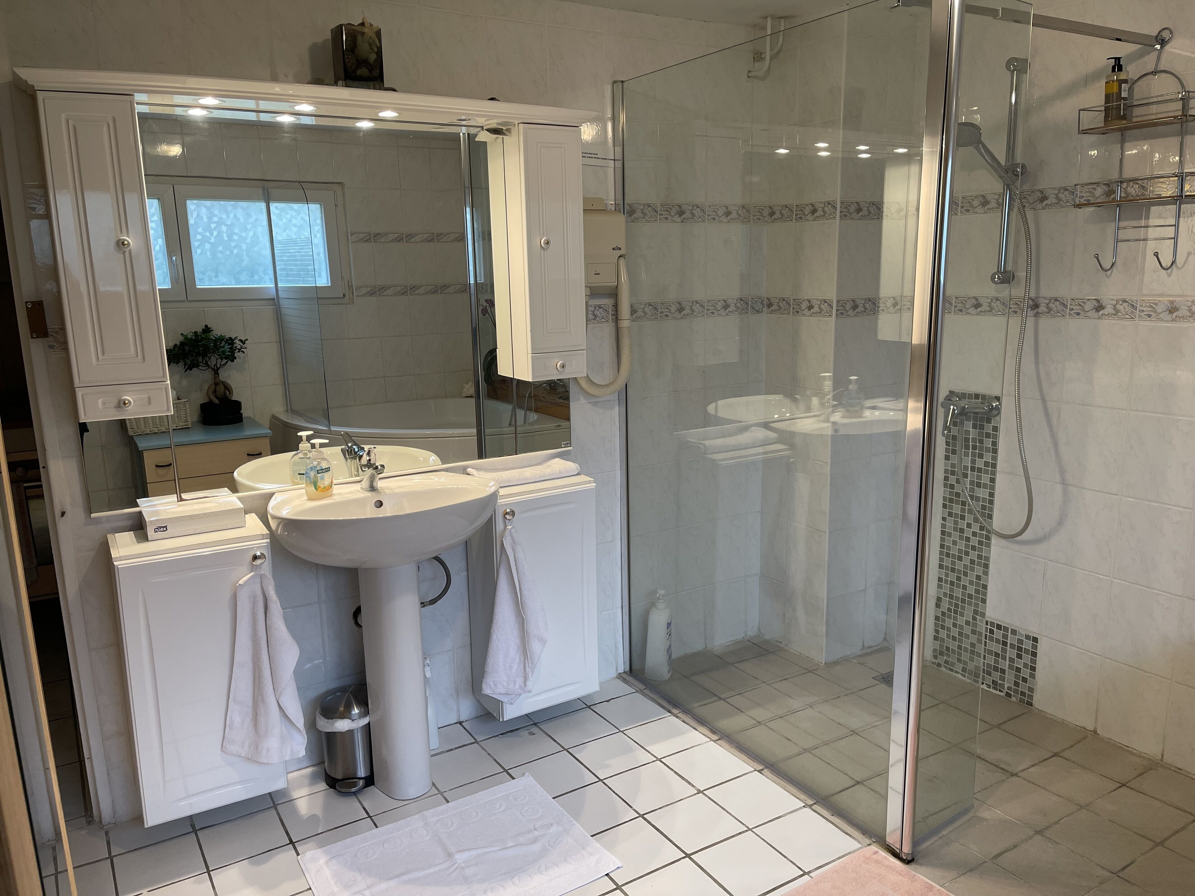 Colmar pequeño jardín del semm 6 a 10 personas, estacionamiento 4 autos privados y plancha.