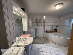 Baignoire, sèche-cheveux, serviettes fournies, savon