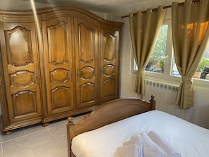 4 bedrooms, iron/ironing board, travel crib, free WiFi