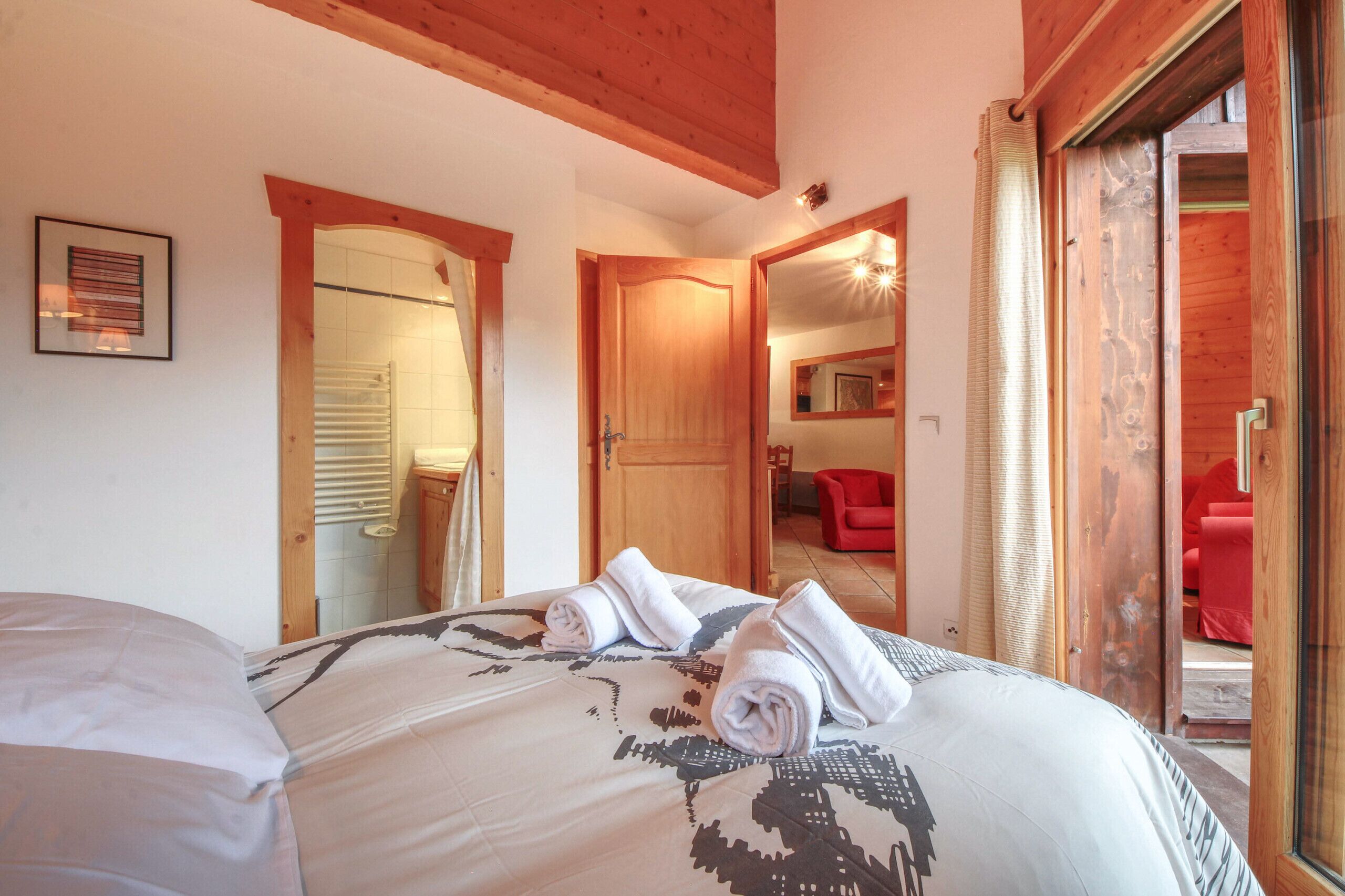 3 bedrooms, iron/ironing board, WiFi (free), bed sheets