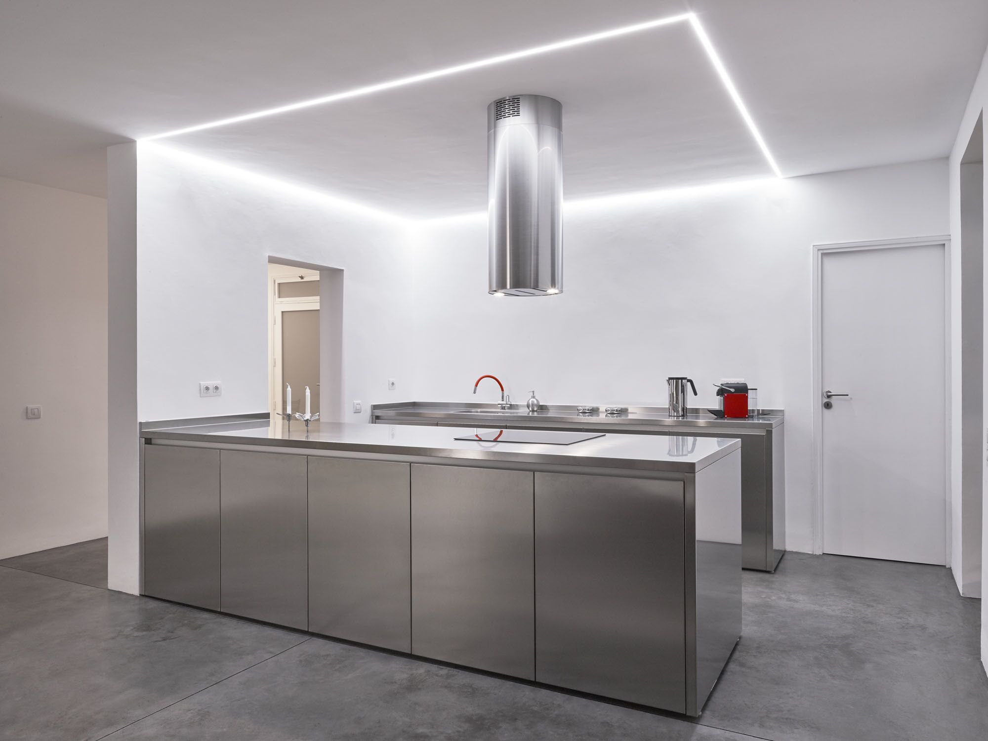 Una cucina moderna con isola centrale, elettrodomestici in acciaio inossidabile e un design elegante.