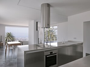 Een koelkast, een oven, een vaatwasser, een koffiezetapparaat/waterkoker