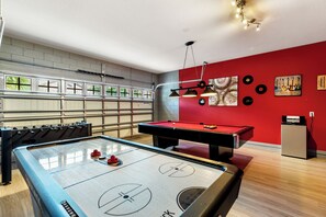 Games room - Sunset View Villa,  pool and spa -lake view - game room, resort, Nr Disney/Golf (Kissimmee)
