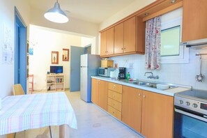 Fridge, microwave, coffee/tea maker, toaster