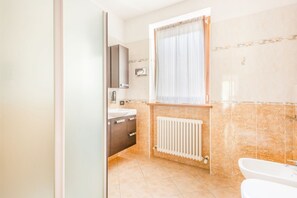 تجهيزات دش، مجففات شعر، مراحيض شطف