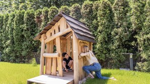 A wooden playhouse with a sloped roof and a small platform at the front. - Residence Toli Pool with outdoor heated Pool 30° (Ledro)
