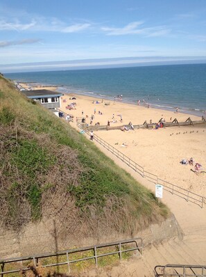 Beach - Beautiful apartment, sea view from the balcony, vaulted ceilings,  well equipped (Mundesley)
