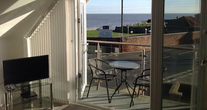 Beautiful apartment, sea view from the balcony, vaulted ceilings, well equipped