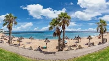 Aan het strand, ligstoelen aan het strand, strandlakens