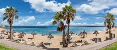 En la playa, camastros y toallas de playa