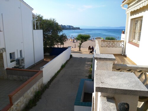 APARTMENT IN BEACH EDGE WITH SEA VIEW