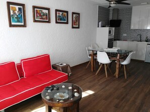 Smart TV, books - APARTMENT IN BEACH EDGE WITH SEA VIEW (L'Escala)