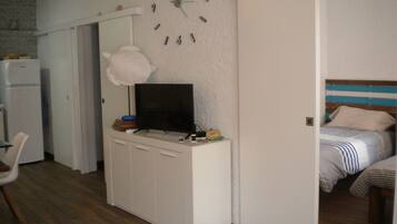 2 slaapkamers, een strijkplank/strijkijzer, reisbedje, gratis wifi