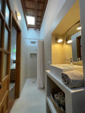 Combined shower/tub, hair dryer, towels