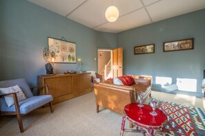 Een televisie en een open haard