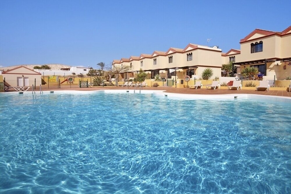Nice apartment 700 meters from the beach with communal pool.