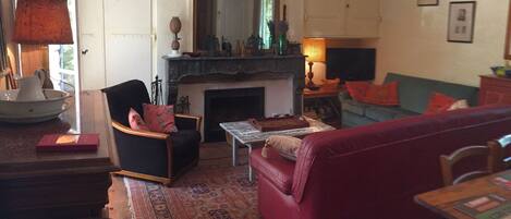 智能电视、壁炉、书