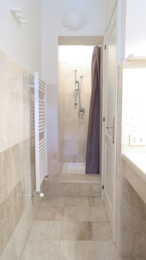 Douche, sèche-cheveux, serviettes fournies, papier toilette