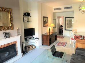 Televisie, een open haard, boeken en een stereo