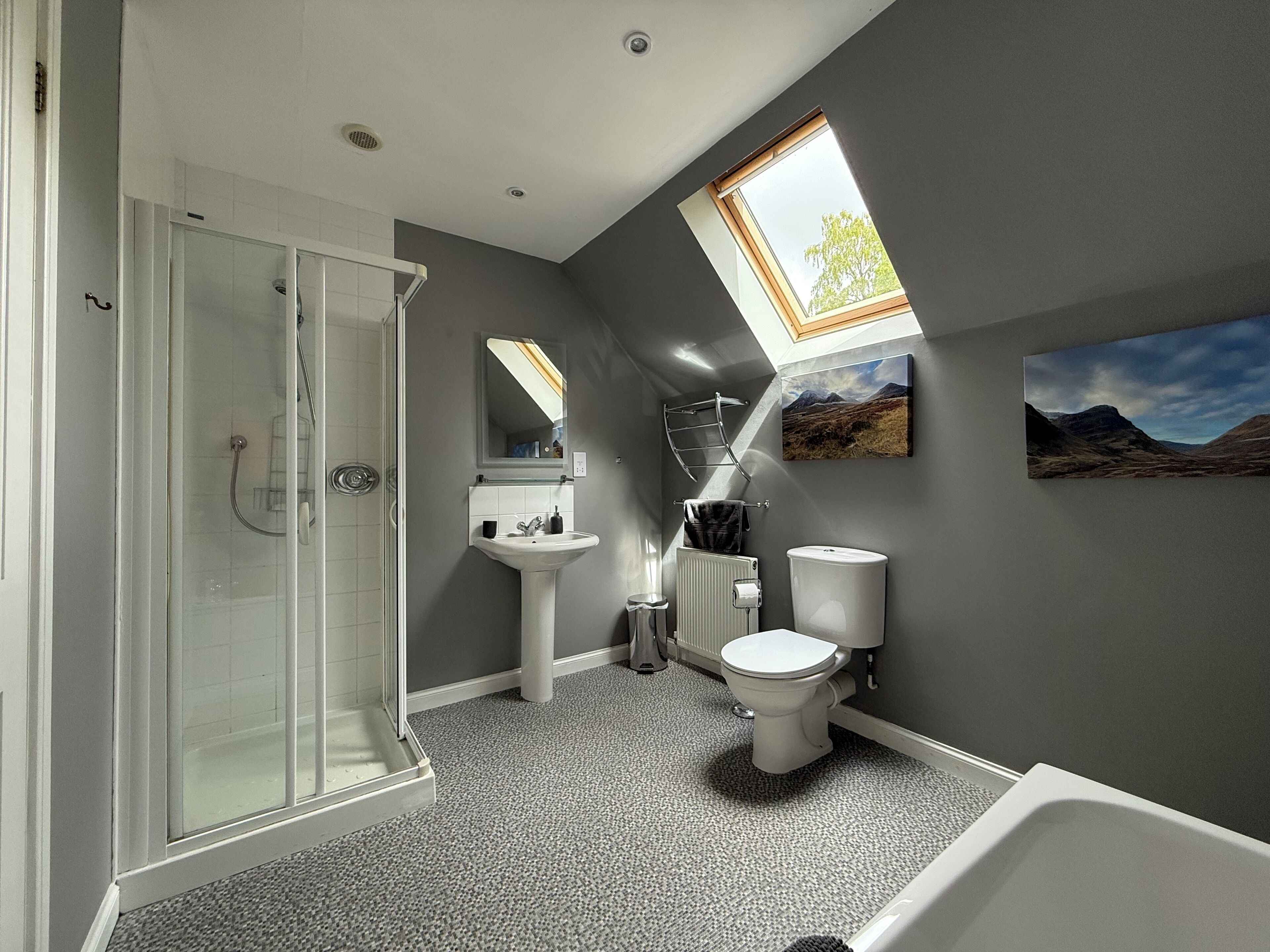 Baignoire, serviettes fournies, savon, papier toilette
