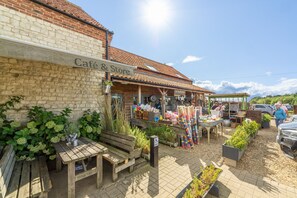 Outdoor dining - Hideaway Barn, Thornham, Norfolk (Thornham)