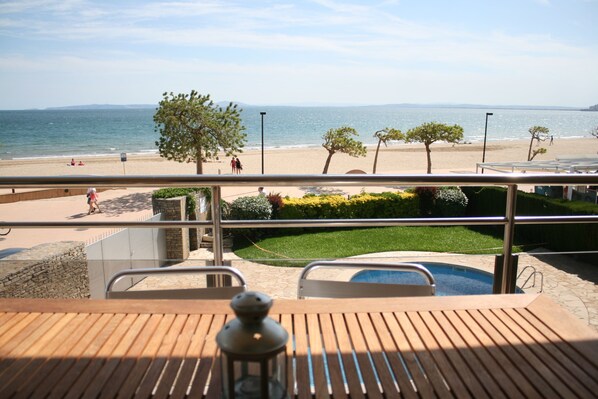 Outdoor dining - ROSES, FRONTLINE, perfect for families POOL + WIFI + PARKING + TV (Roses)