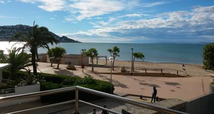 ROSES, FRONTLINE, perfect for families POOL + WIFI + PARKING + TV