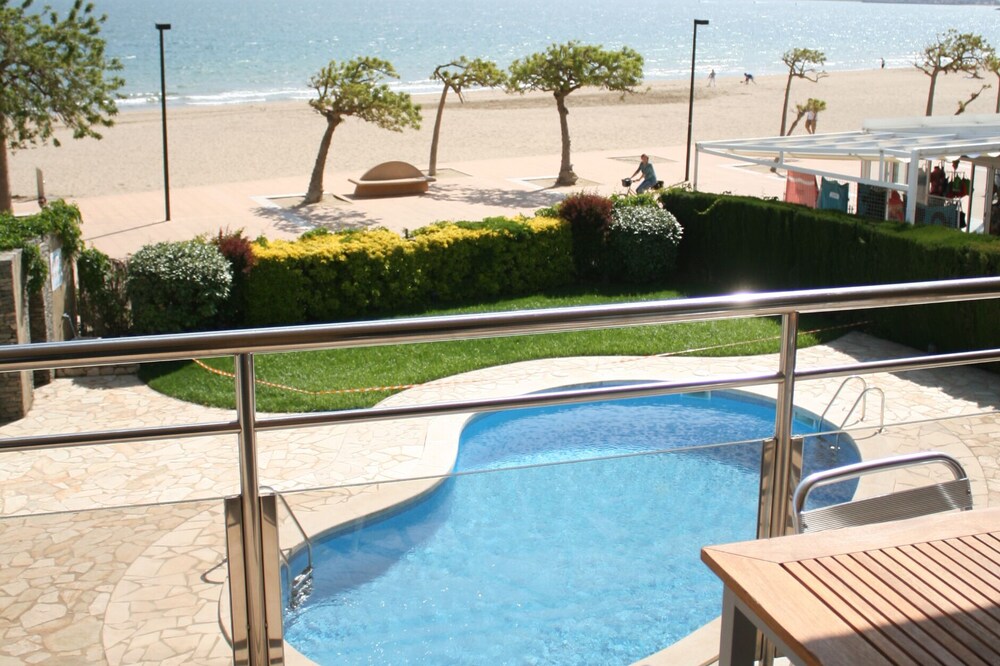 ROSES, PRIMERA LINEA DE MAR, perfecto para familias PISCINA + WIFI + PARKING +TV