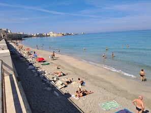 Playa en los alrededores y toallas de playa 