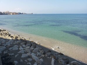 Playa en los alrededores y toallas de playa 