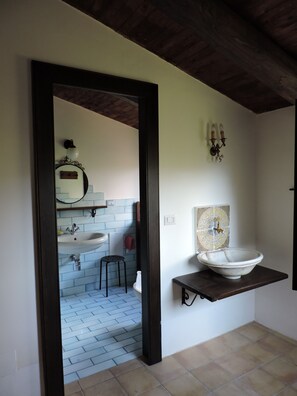 Combined shower/bathtub, hair dryer, bidet, towels