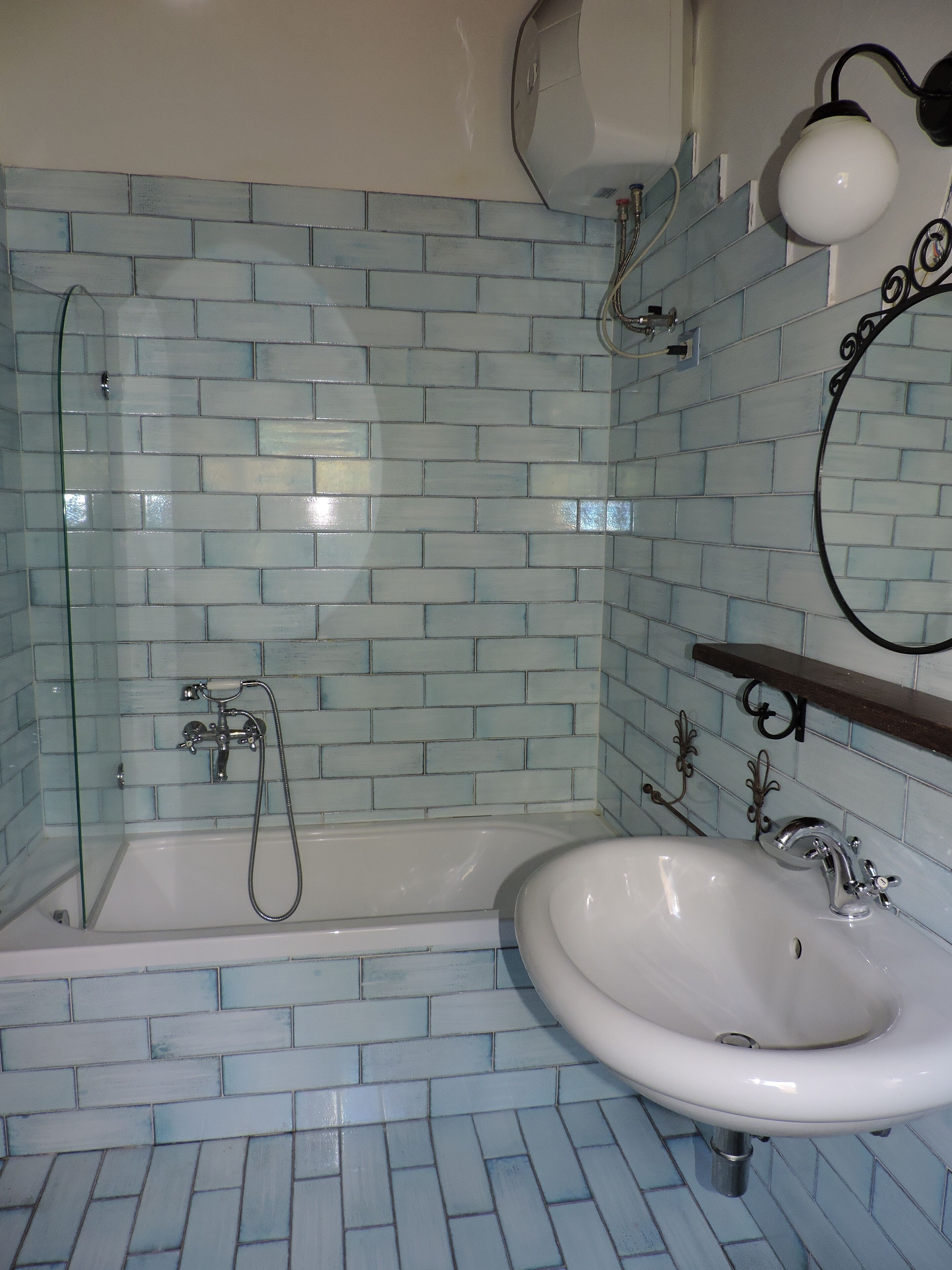 Ensemble douche/baignoire, sèche-cheveux, bidet, serviettes fournies