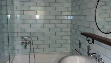 Ensemble douche/baignoire, sĂšche-cheveux, bidet, serviettes fournies