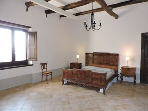 3 bedrooms, iron/ironing board, bed sheets